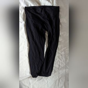 Lululemon black 3/4 leggings size 6